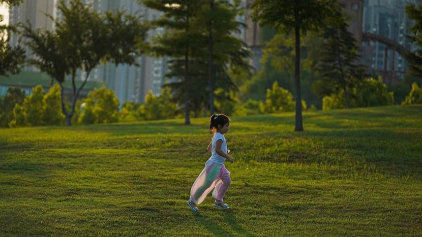 濱湖濕地公園內(nèi)，迎光奔跑的女孩